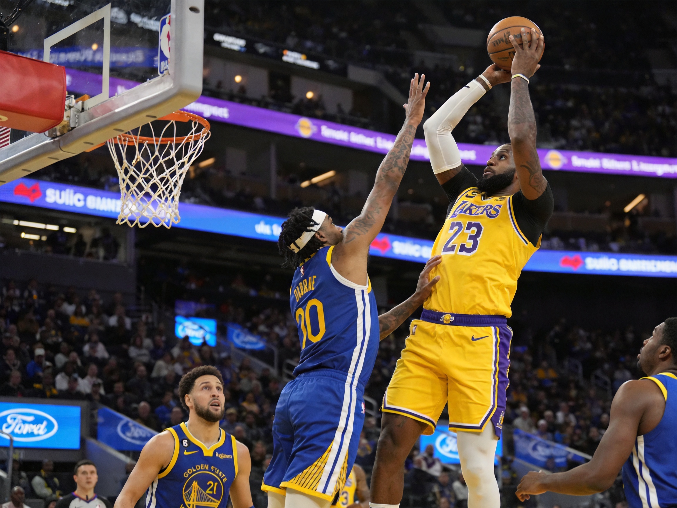 NBA湖人队与勇士队加时赛精彩瞬间